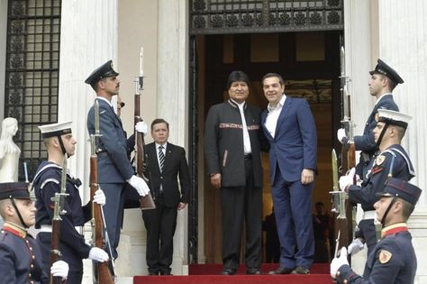 Morales y Tsipras en el ingreso al Palacio Máximus.