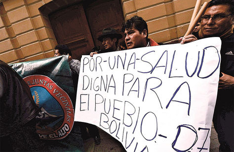La Paz. Representantes de sectores sociales, afines al Gobierno, exigen la firma de Patzi para el SUS.