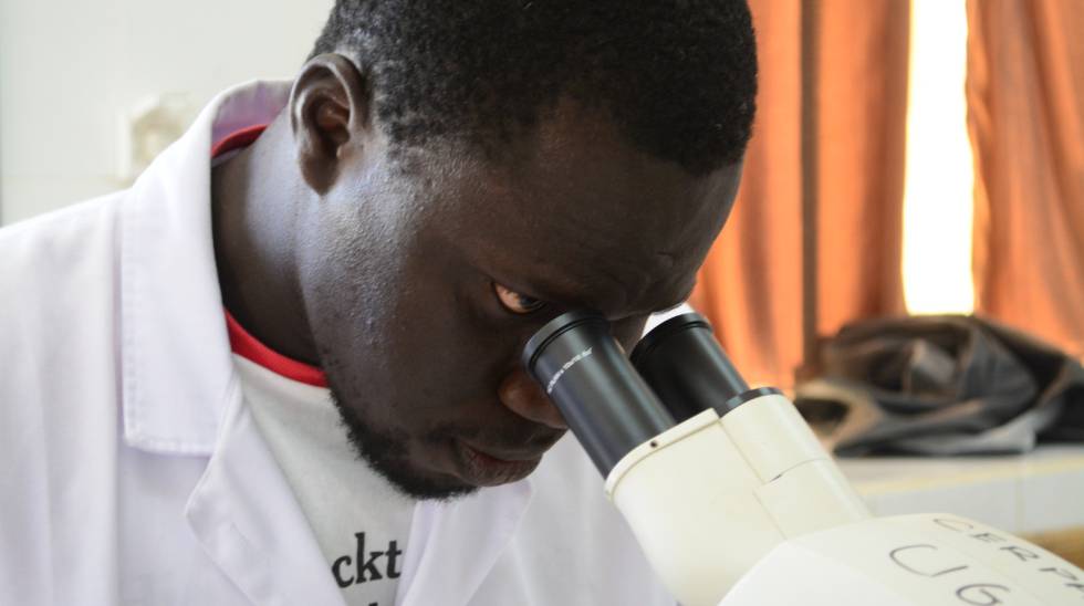 Mamadou Diop, técnico de laboratorio del Centro de Investigación y Manejo Ambulatorio de la Drepanocitosis de Saint Louis.