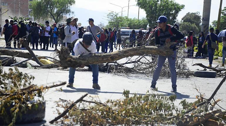 Estudiantes del tecnológico bloquean, ayer. | José Rocha