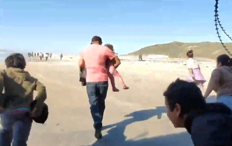 Más de 50 migrantes cruzaron con sus hijos en brazos el jueves en la frontera de Tijuana con San Diego California, entre los detenidos son ciudadanos de Honduras, Guatemala y El Salvador Foto: (Twitter)
