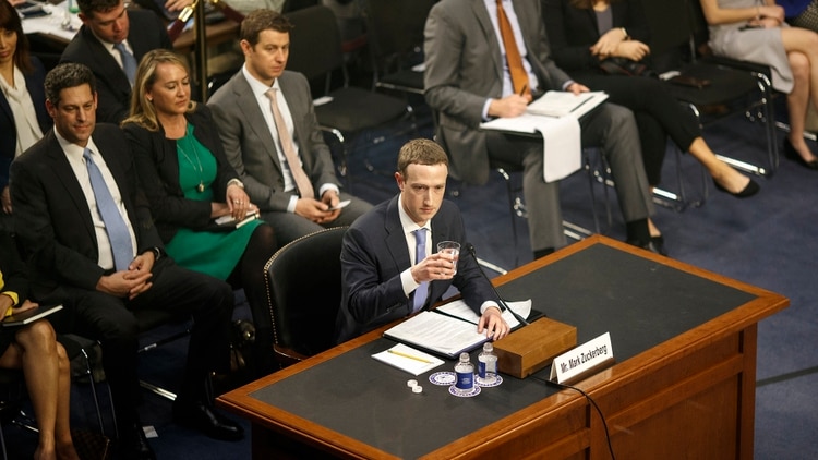 Mark Zuckerberg, el director ejecutivo de Facebook, testificó ante el Congreso de Estados Unidos en abril de 2018 (Tom Brenner/The New York Times)