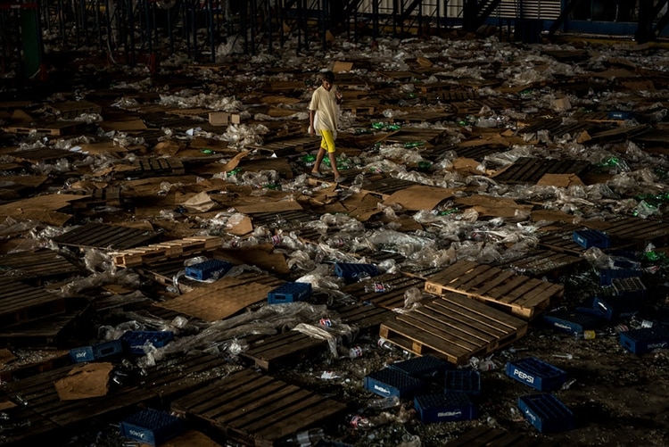 Un almacén de Pepsi que fue saqueado en Maracaibo, donde se cortó la electricidad durante varios días. (Meridith Kohut para The New York Times)