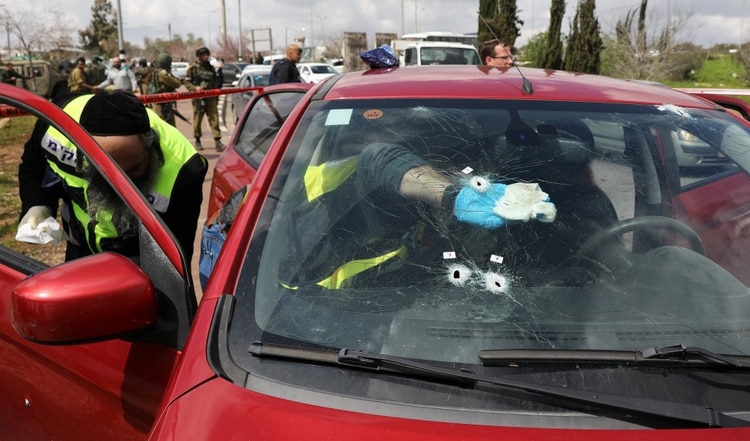 Investigadores revisan uno de los vehículos atacados por el terrorista (REUTERS/Ammar Awad)