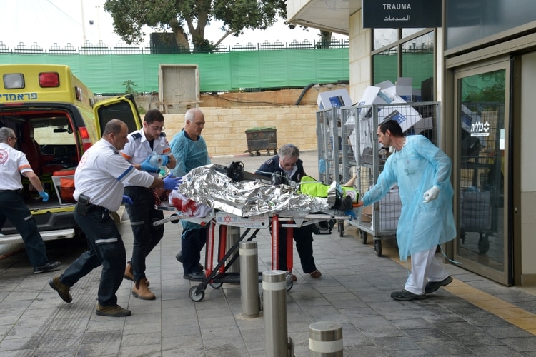 Un herido es trasladado a un hospital (REUTERS/Yossi Zeliger)