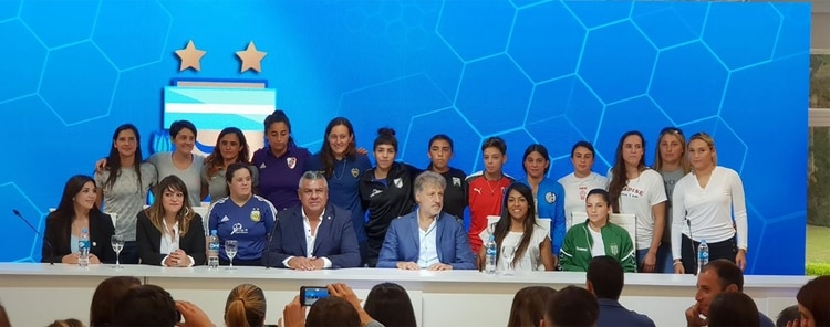 En la presentación del sábado en el predio de Ezeiza, jugadoras argentinas rodean al presidente de la AFA y al titular de Futbolistas Agremiados