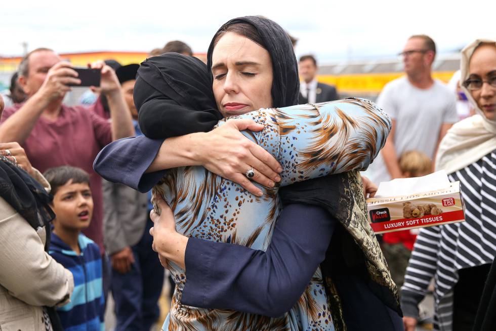 La primera ministra de Nueva Zelanda Jacinda Ardern abraza a una mujer, hoy en una mezquita de Wellington.