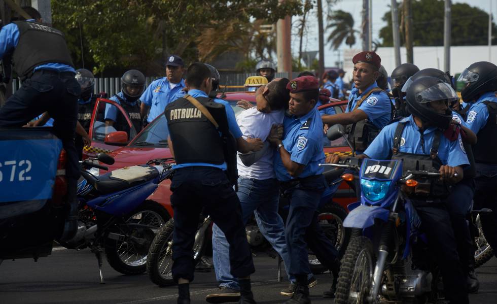 Oficiales detienen a un opositor al Gobierno de Daniel Ortega, el sÃ¡bado en Managua.