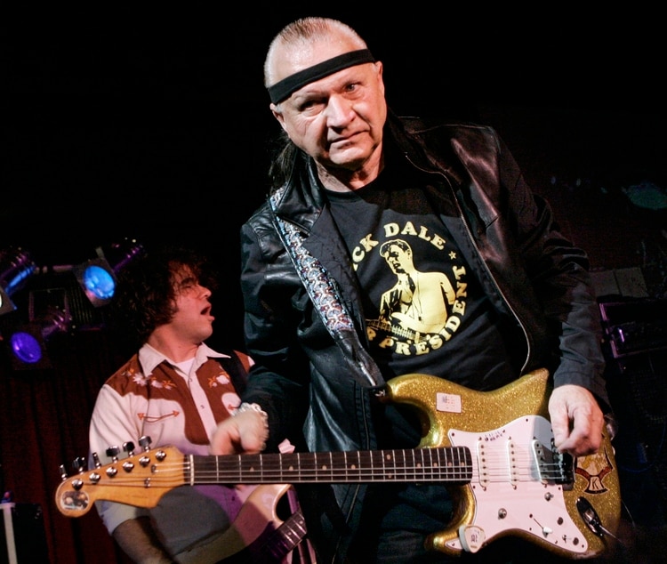 Dick Dale durante una exhibición en el B.B. King Blues Club de Nueva York en 2007 (AP Foto/Richard Drew, archivo)