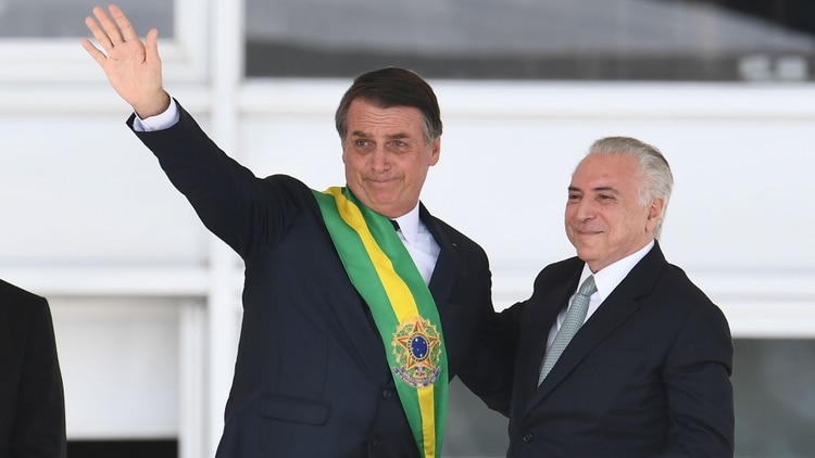 Bolsonaro en su asunción presidencial, junto a su predecesor Michel Temer