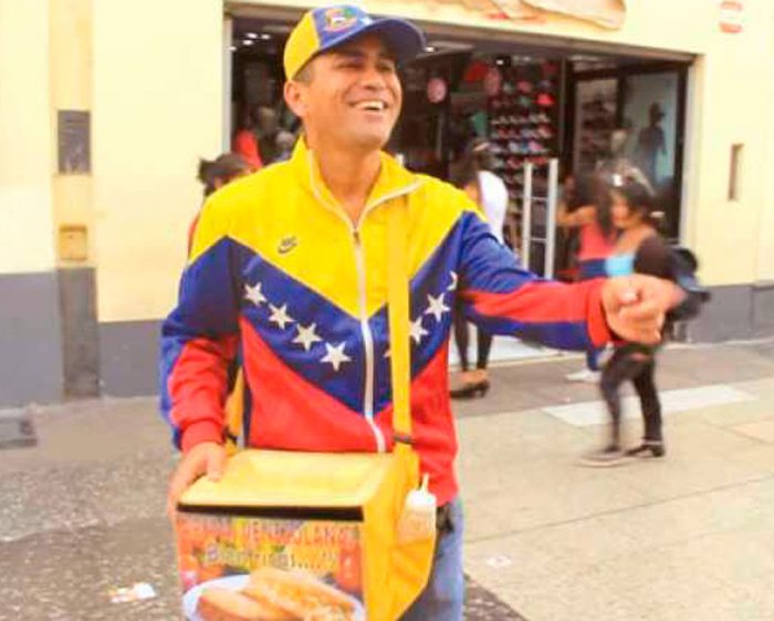 UN VENEZOLANO OFRECE COMIDA PARA SUBSISTIR.