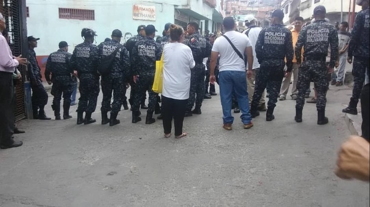 El cordón policial en Carapita (Caracas)