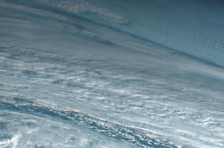 El color naranja del meteorito se distingue en la atmósfera terrestre