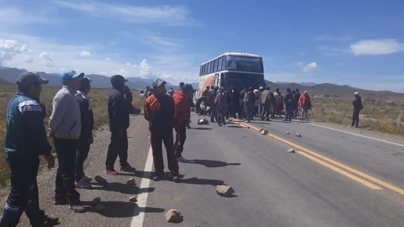 Desempleados de Huanuni bloquean la carretera que une Oruro y Potosí