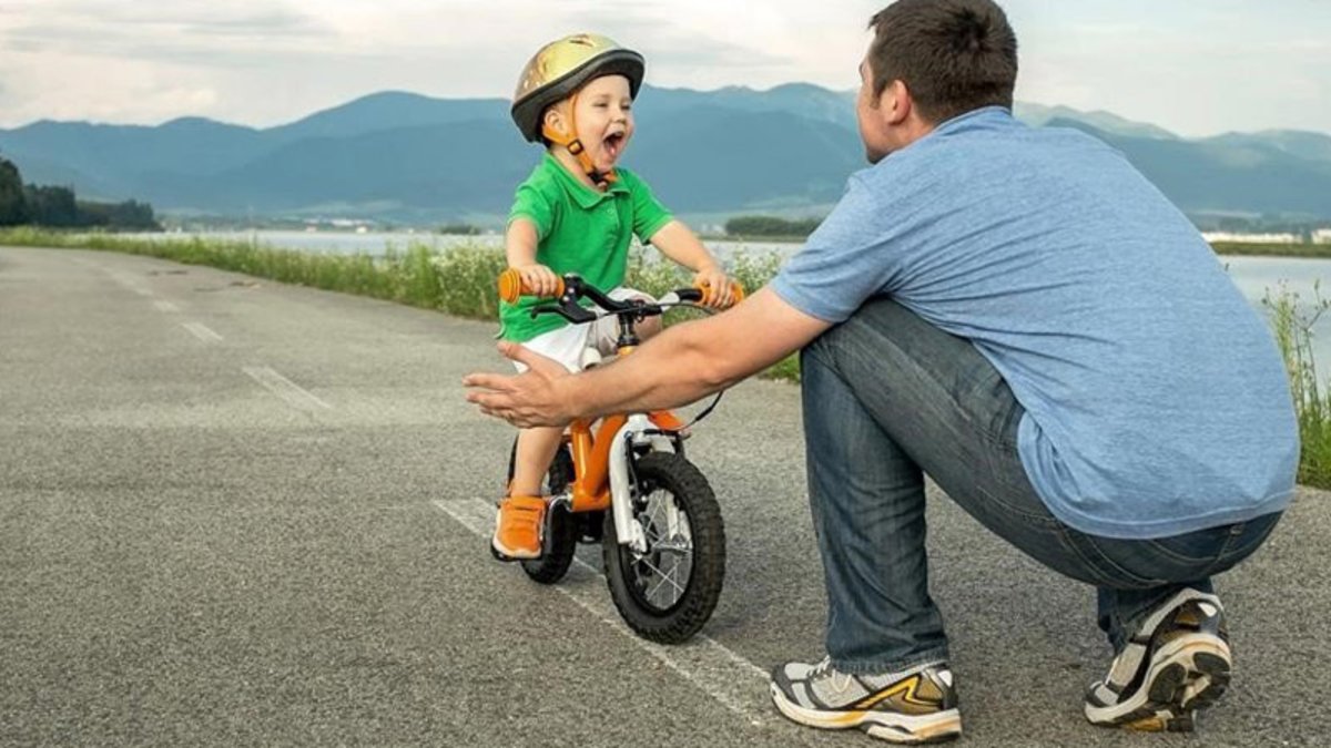 Un niño juega con su padre.