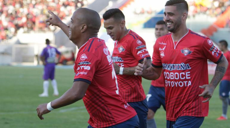 Serginho celebra un gol con sus compañeros. | Foto archivo | APG