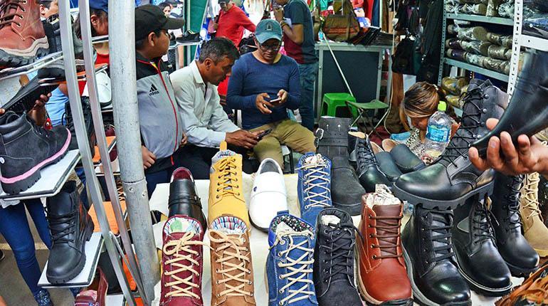 Compras con la billetera móvil en la Feria del doble aguinaldo. | Archivo | José Rocha