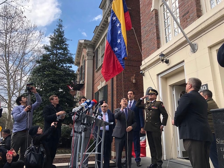 Vecchio izó la bandera de Venezuela
