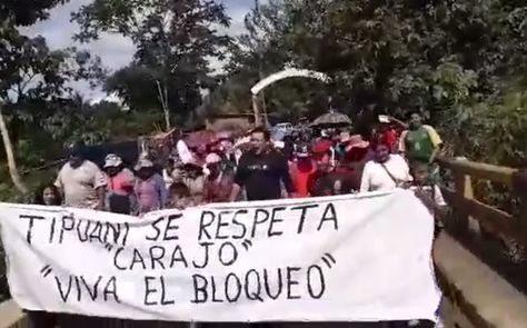 El bloqueo de los pobladores del municipio de Tipuani en el puente Cangalli.