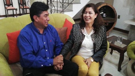 El magistrado del TCP, Orlando Ceballos Acuña junto a su esposa. Foto: Captura