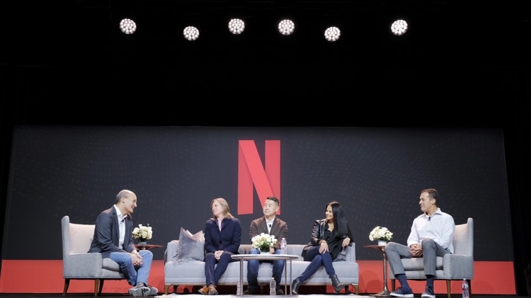 Tod Yellin liderando un panel sobre el futuro del entretenimiento (Netflix)