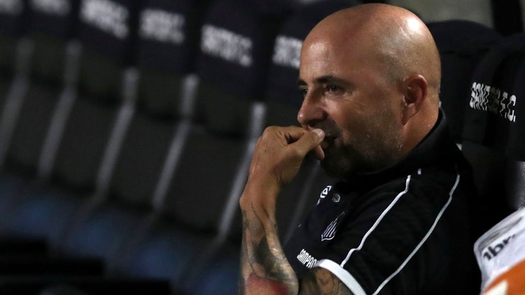 Jorge Sampaoli vive su primer conflicto como entrenador del Santos de Brasil (Foto: Reuters)