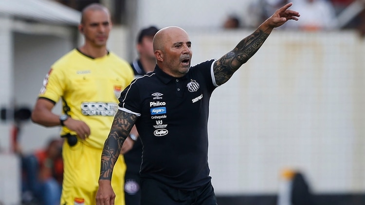 Desde que se convirtió en entrenador del Santos, Sampaoli lleva nueve triunfos, cuatro empates y dos derrotas (Foto: AP)