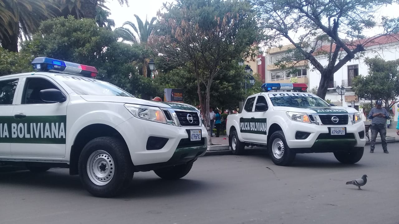 Aprehenden a una persona por golpear a dos policÃ­as y daÃ±ar un auto patrullero en Tarija