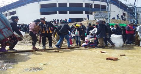 La gente se dio maneras para acceder al estadio de Villa Ingenio. Foto: El Alto es noticia