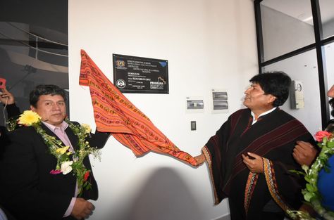 El presidente Evo Morales descubre la placa conmemorativa de la entrega del Centro Cultural de la Prensa en Sucre