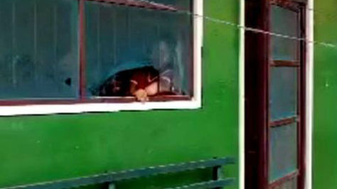 La celda donde está recluida la mujer brasileña que presuntamente fue violada por policías. Foto. Captura video.