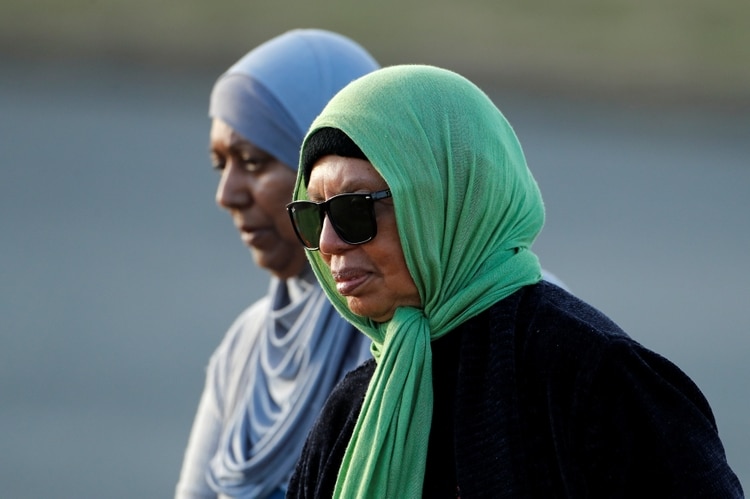 Dos mujeres dejan el cementerio de Chrischurch (REUTERS/Jorge Silva)