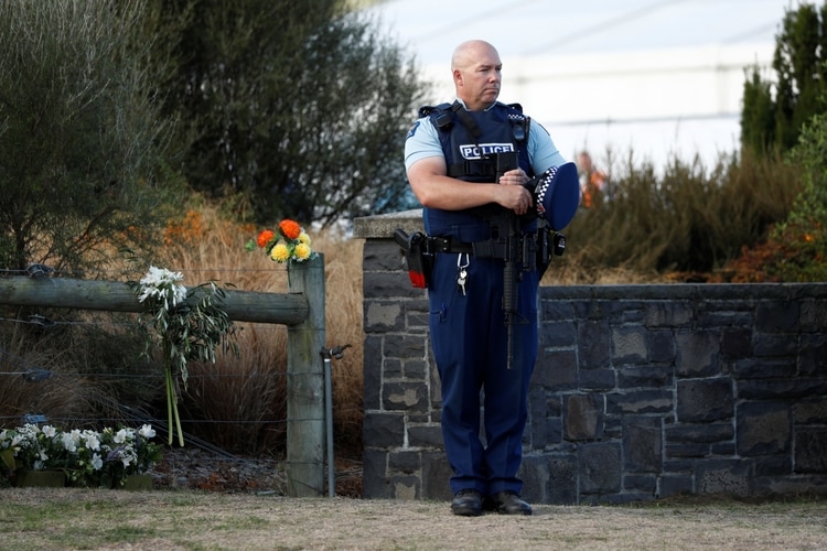 Un policía en el cementerio (REUTERS/Edgar Su)