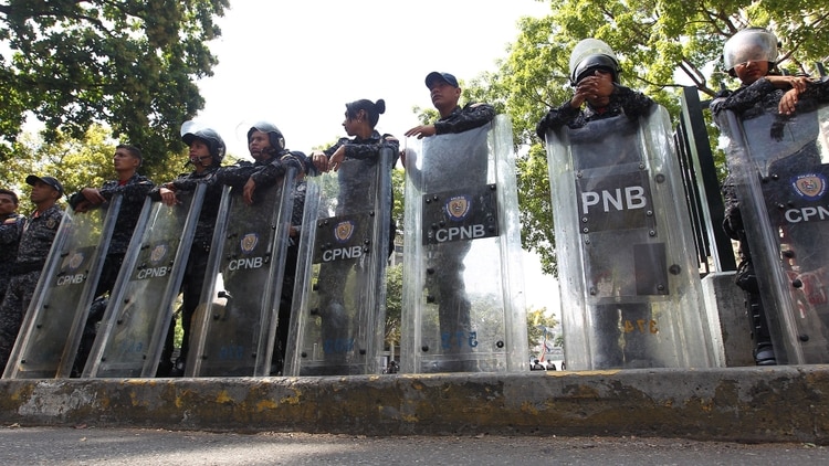 Las fuerzas chavistas bloquearon el paso a los manifestantes (EFE)