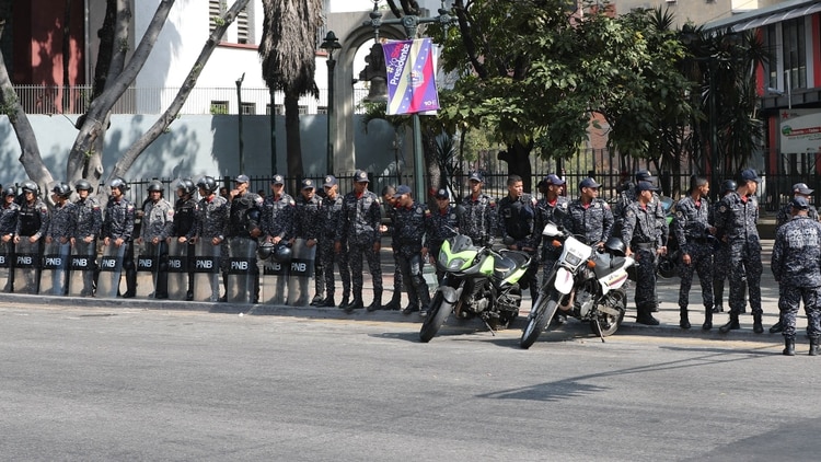 Los trabajadores públcios no pudieron acercarse al Parlamento (EFE)