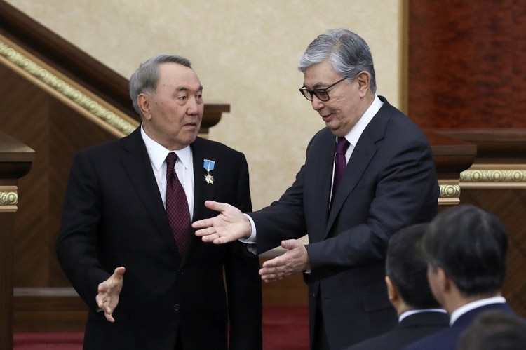 El nuevo presidente de Kazajistán Kassym-Jomart Tokayev y su antecesor Nursultan Nazarbayev (REUTERS/Mukhtar Kholdorbekov)