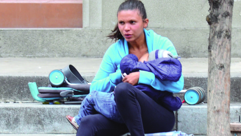 Albañilería, ventas o limosna, opciones de venezolanos que huyen de Maduro a La Paz