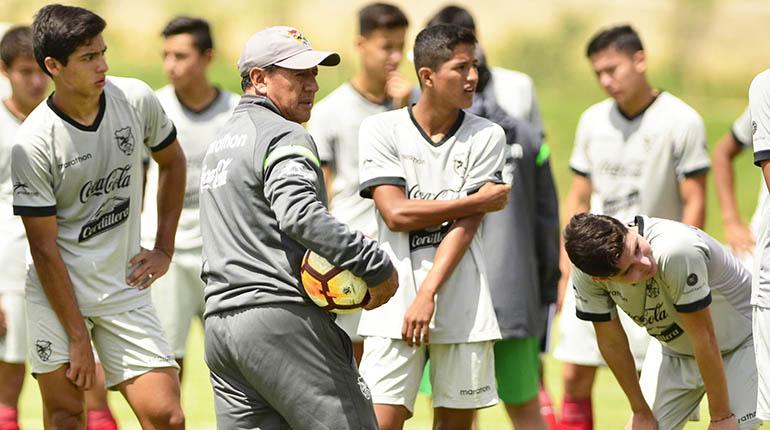Sixto Vizuete dirige una práctica rodeado de los jugadores de la Sub-17 en el Cefed, previo al viaje. | Pablo Rivera