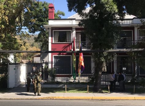 Efectivos de GOPE en el ingreso al consulado de Bolivia en Chile.