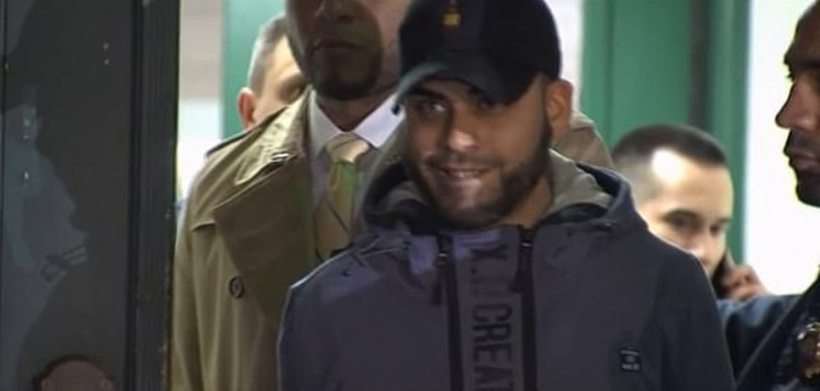 Así sonreía Christian Rodríguez a la salida de la comisaría, donde le interrogaron por la muerte de su bebé de un mes (Foto: captura de pantalla video NBC News)