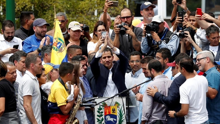 El líder de la oposición venezolana Juan Guaido, a quien muchas naciones han reconocido como el legítimo gobernante interino del país, reacciona durante un mitin celebrado por sus partidarios contra el gobierno del presidente venezolano Nicolás Maduro en Caracas, Venezuela, 4 de marzo de 2019 (Reuters)