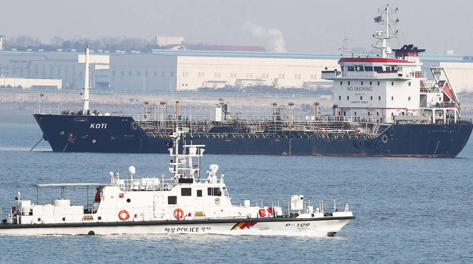 El navÃ­o con bandera panameÃ±a KOTI, sospechoso de violar las sanciones a Corea del Norte transfiriendo petrÃ³leo a barcos de aquel paÃ­s. (Reuters)