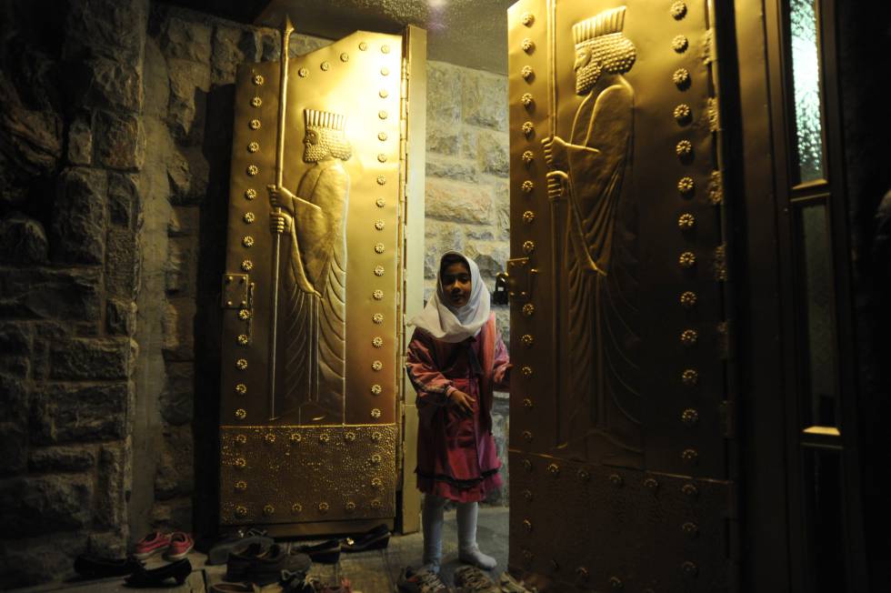 Una niÃ±a a las puertas del santuario de Chak Chak, en el actual IrÃ¡n, lugar de peregrinaciÃ³n para los zoroÃ¡stricos.