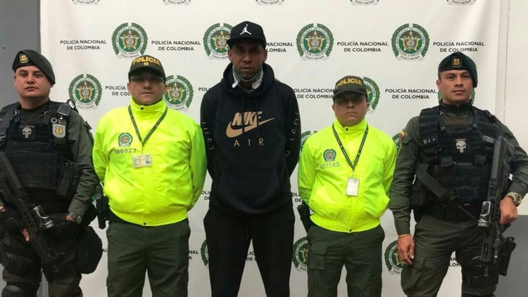 (Reuters) La foto del ex futbolista con la Policía Nacional de Colombia