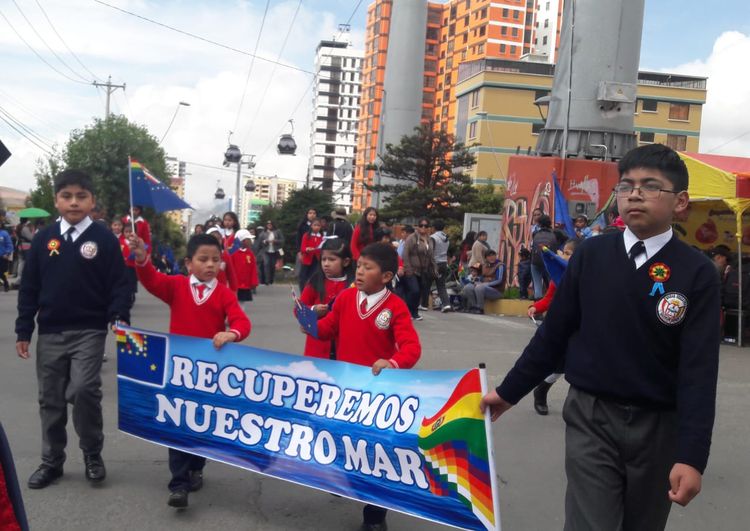 Estudiantes de distintos colegios de Villa Fátima desfilan en conmemoración al Día del Mar. Fotos: Ibeth Carvajal