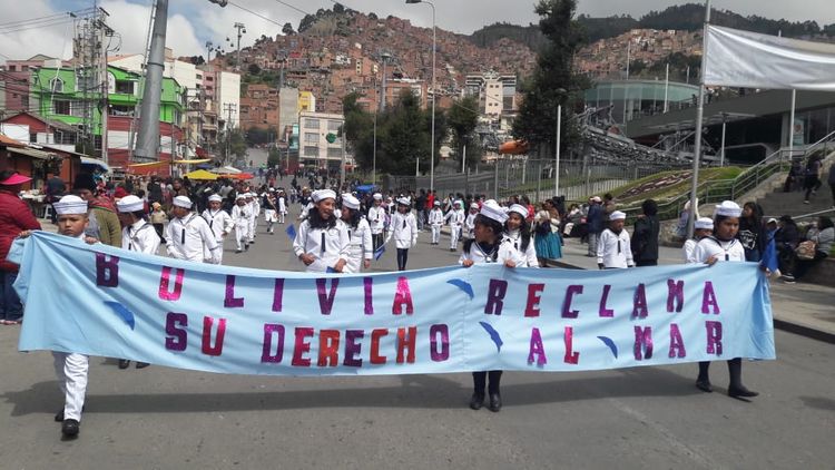 Estudiantes de distintos colegios de Villa Fátima desfilan en conmemoración al Día del Mar. Fotos: Ibeth Carvajal