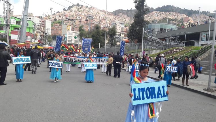 Estudiantes de distintos colegios de Villa Fátima desfilan en conmemoración al Día del Mar. Fotos: Ibeth Carvajal