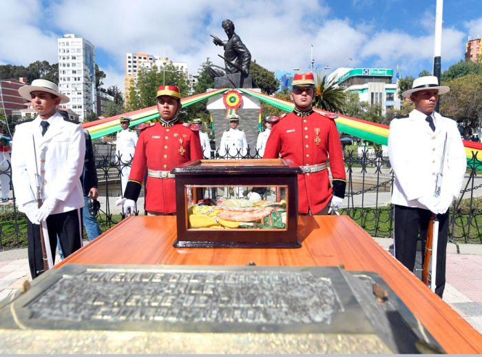MILITARES RESGUARDAN RESTOS DE EDUARDO ABAROA EN LA PLAZA QUE LLEVA SU NOMBRE EN LA PAZ.
