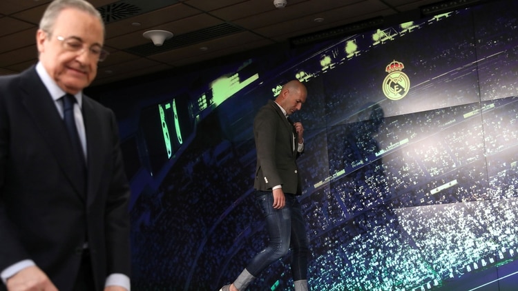 Florentino Pérez anhela la vuelta del colombiano James Rodríguez, mientras que Zinedine Zidane no quiere tenerlo en su plantel (Reuters)