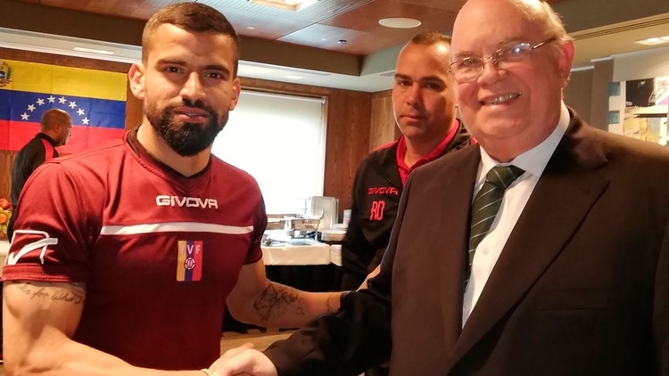 El capitán de la selección venezolana junto al embajador en España designado por Juan Guaidó